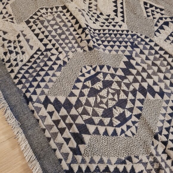 ROOTS | Geometric Pattern Blanket Scarf Shawl - Picture 5 of 7